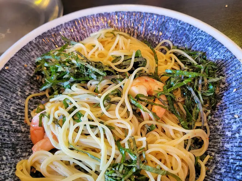 싱싱한 깻잎이 듬뿍 올라간 깻잎 파스타