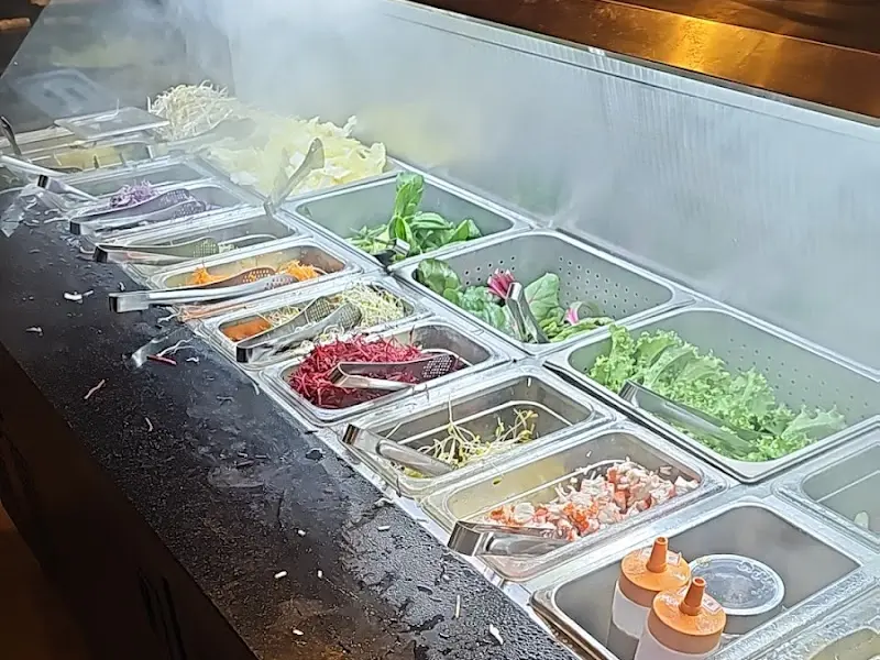 다양한 채소가 준비된 샐러드 바