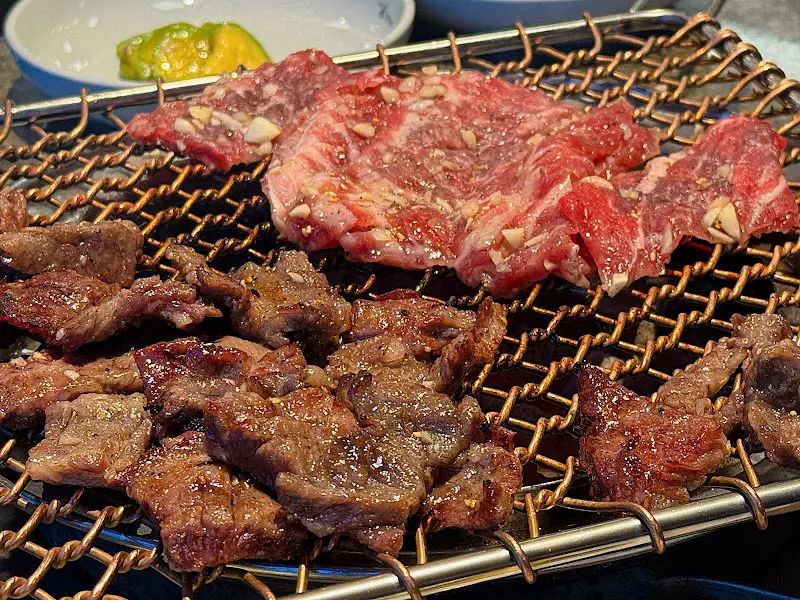 숯불 위에서 익어가는 왕갈비