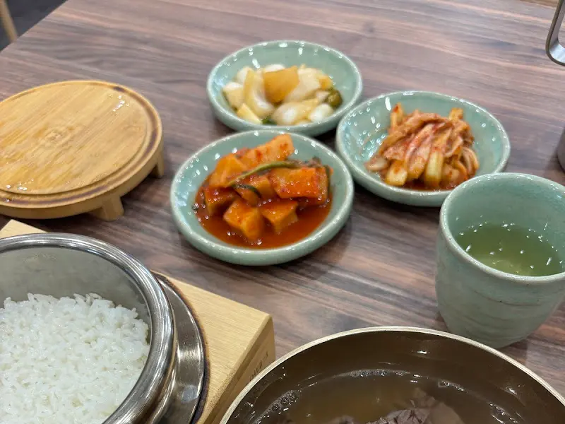 윤기가 흐르는 찰솥밥과 정갈한 밑반찬