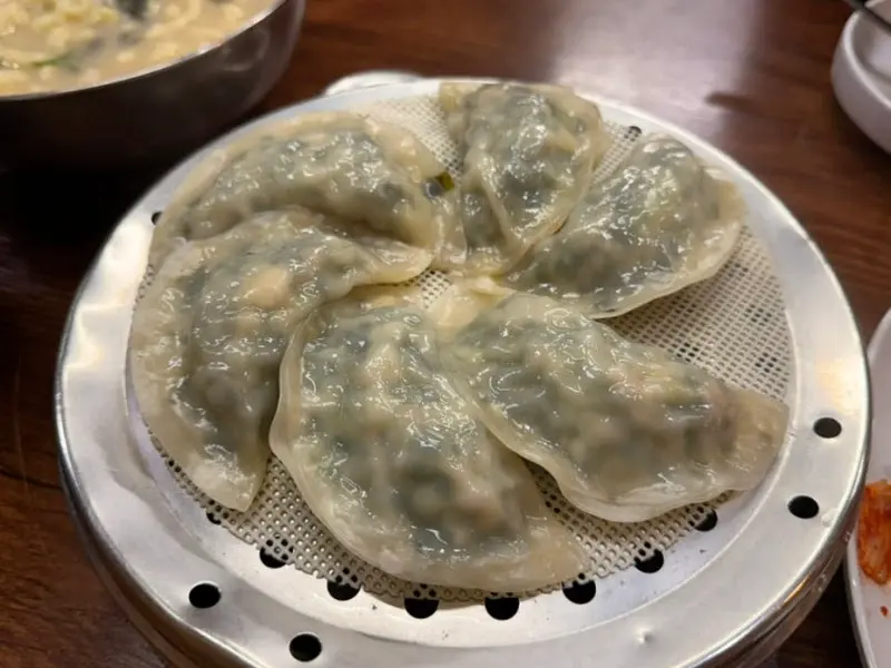 윤기가 흐르는 큼지막한 손만두