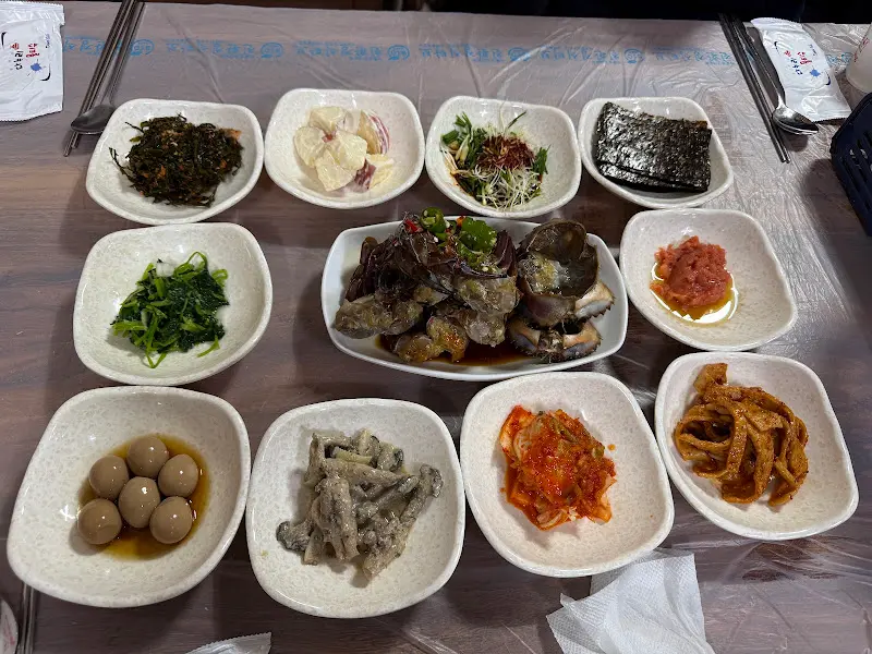 다양한 밑반찬이 정갈하게 담겨 있는 모습