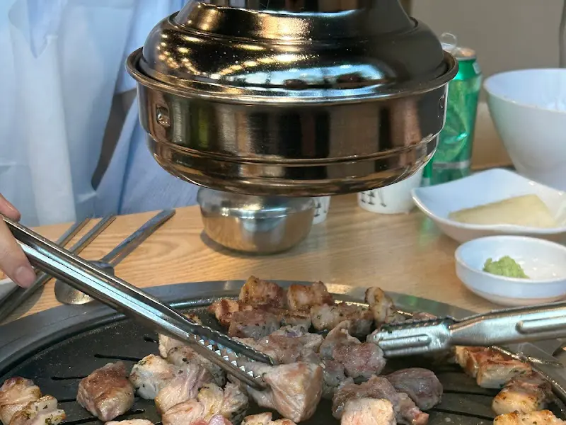 잘 익은 삼겹살을 초밥처럼 만들어 먹는 모습