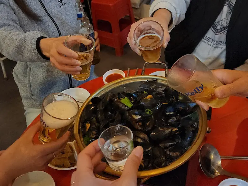 홍합탕과 술잔이 함께 있는 모습