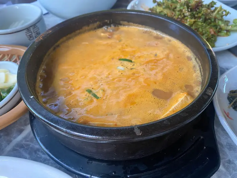 뚝배기에 담겨 보글보글 끓고 있는 청국장의 모습