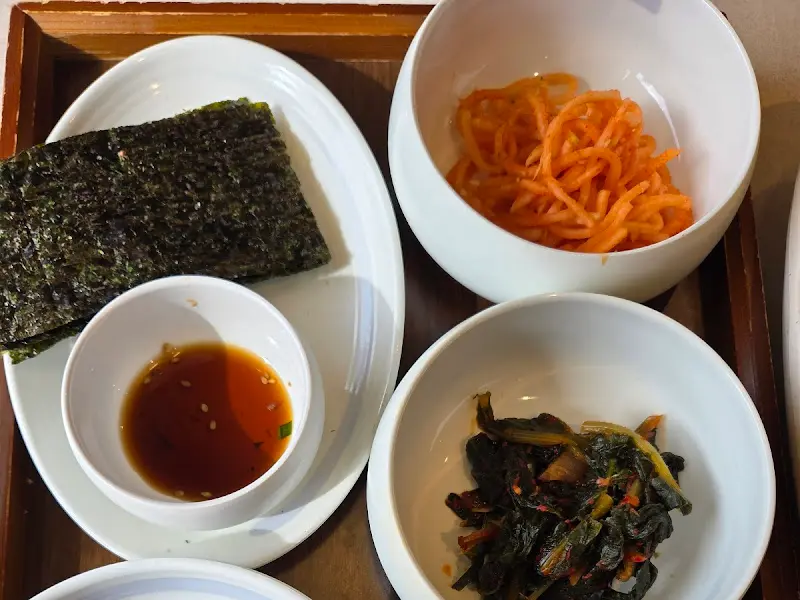 다채로운 반찬 구성