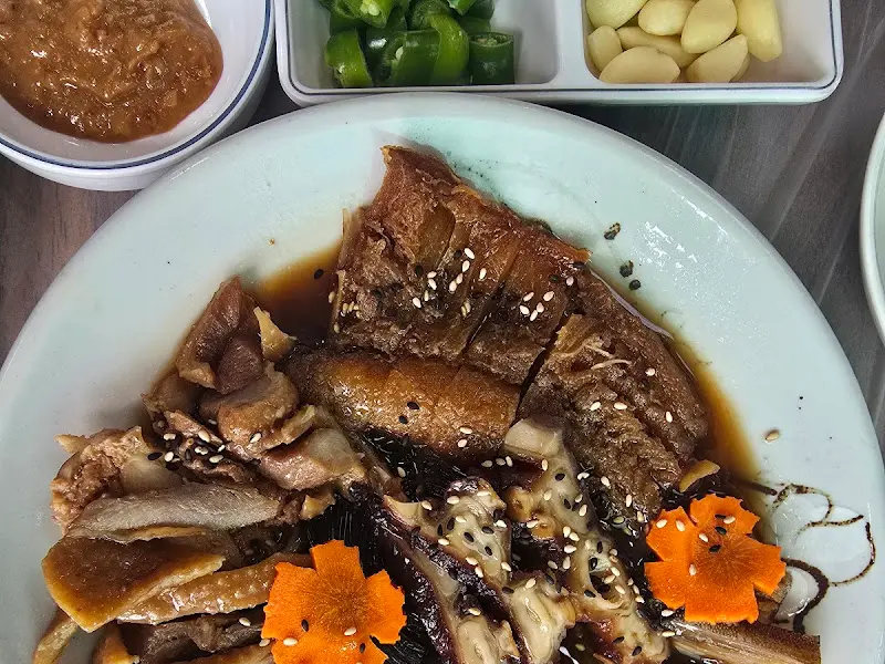 독특한 비주얼의 건어물찜