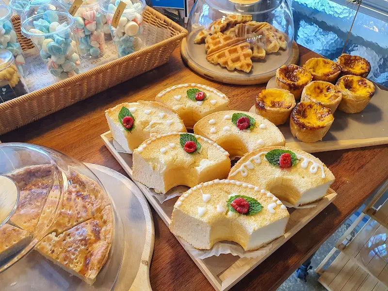 다양한 종류의 파이와 디저트