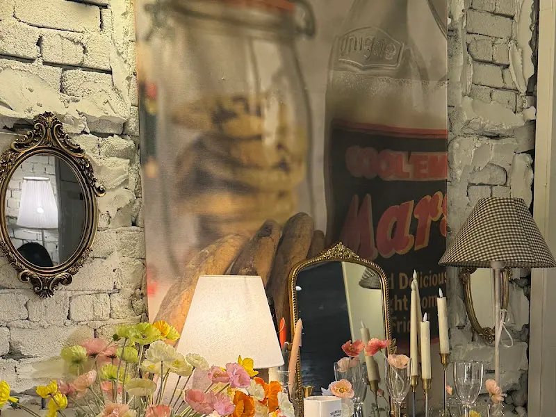 꽃과 앤티크 거울, 램프 등으로 장식된 테이블