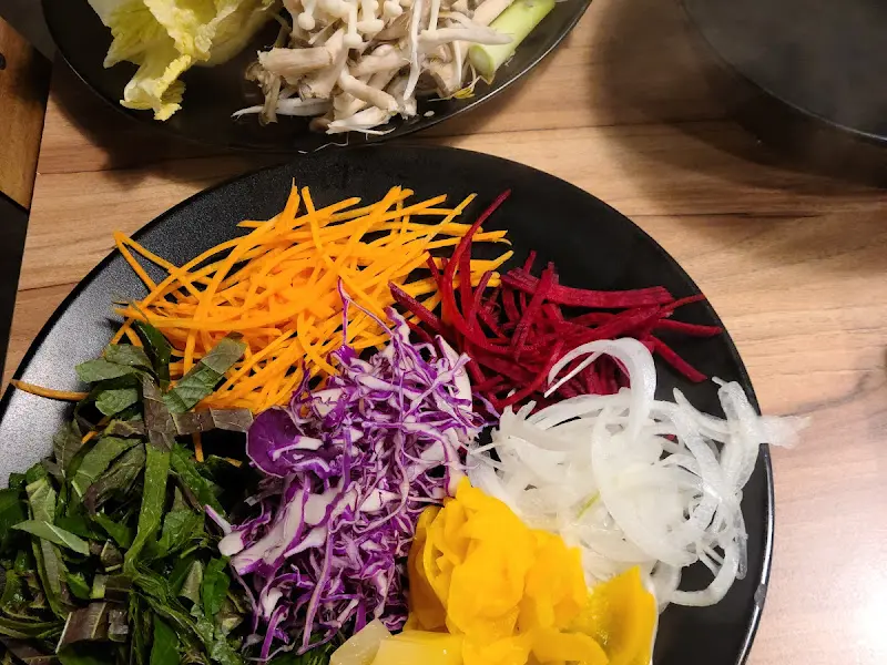 싱싱한 채소가 가득한 셀프바