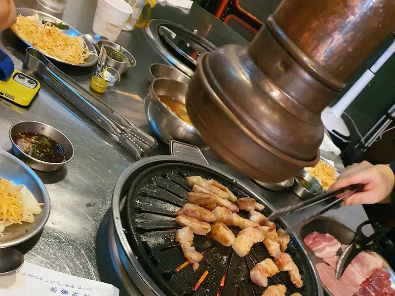 불판 위에서 익어가는 돼지고기