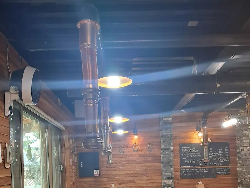 천장에 설치된 구리빛깔 닥트