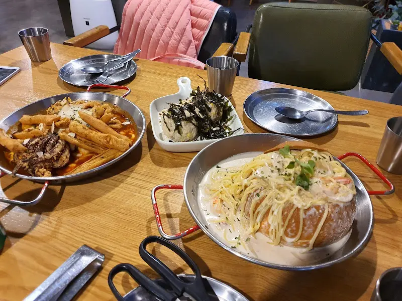 오징어 떡볶이, 빠네 파스타, 볶음밥 등 푸짐한 한 상 차림