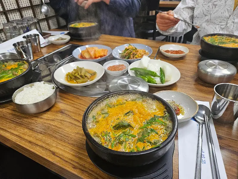 흑염소탕, 전골, 밑반찬이 차려진 푸짐한 한 상