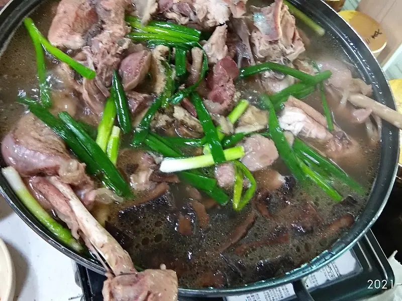 능이버섯과 대파가 듬뿍 올려진 산약초 백숙