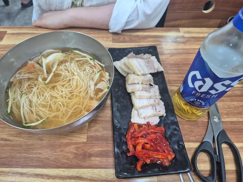 물밀면과 수육 한 상 차림