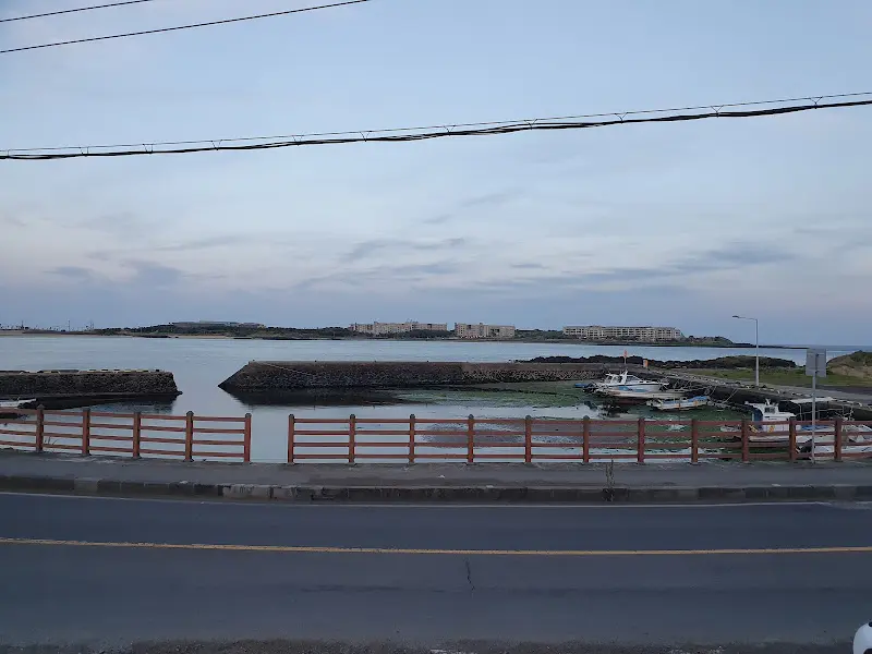 식당 바로 앞에서 바라본 아름다운 바다 풍경