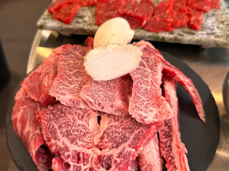 한우 모듬과 육사시미