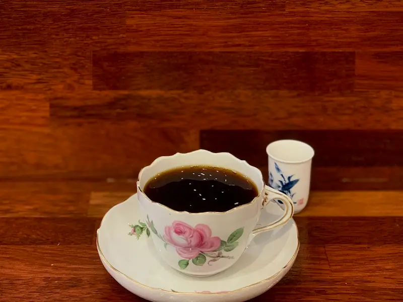 아름다운 찻잔에 담긴 핸드드립 커피