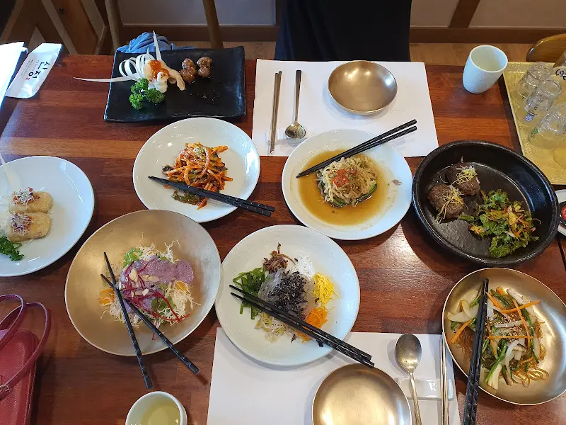 정갈하게 차려진 한상차림