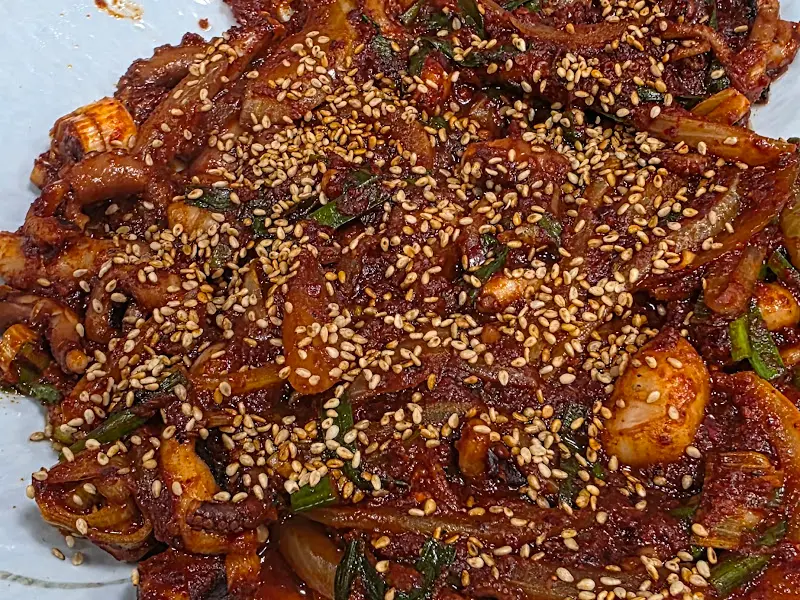 윤기가 자르르 흐르는 낙지 볶음