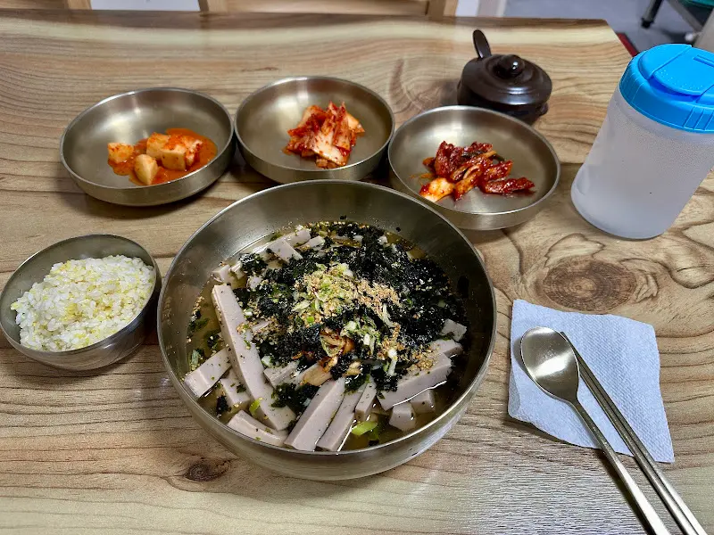 정갈하게 차려진 묵밥 한 상