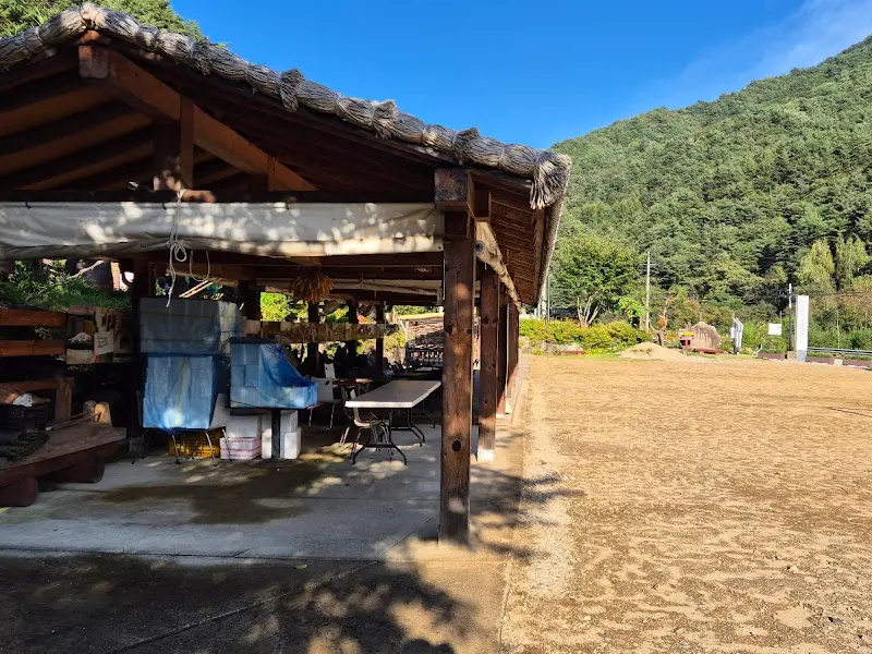 카페 옆 작은 정원