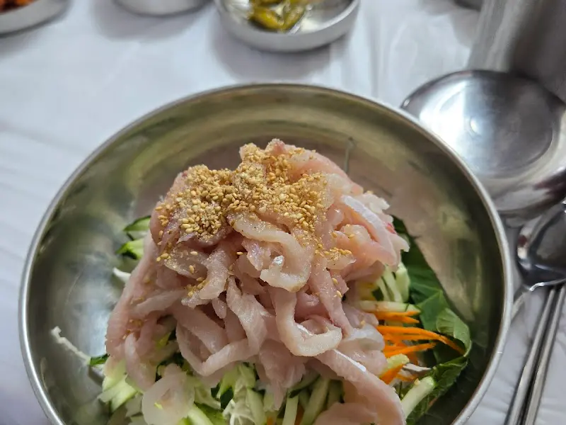 회가 듬뿍 들어간 물회