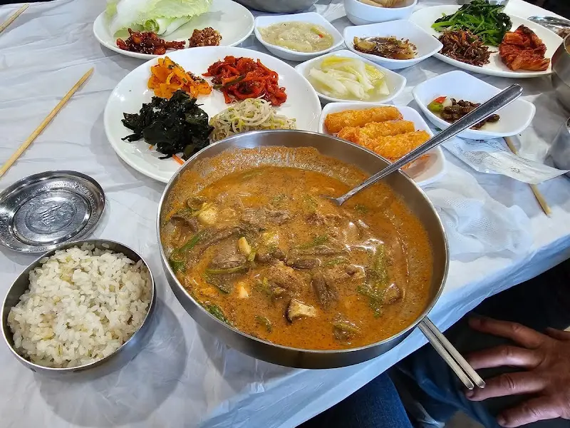 푸짐하게 차려진 뷔페식 백반 상차림