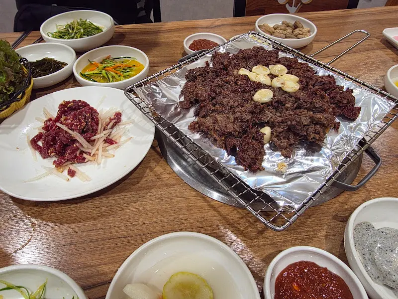 푸짐하게 차려진 언양불고기 한 상