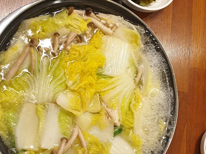 끓고 있는 오리 샤브샤브