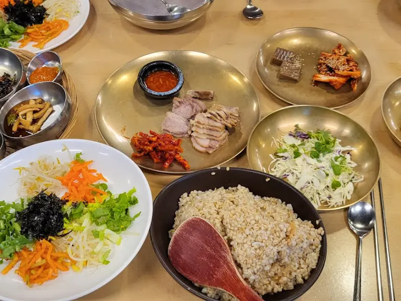 놋그릇에 담긴 정갈한 반찬들