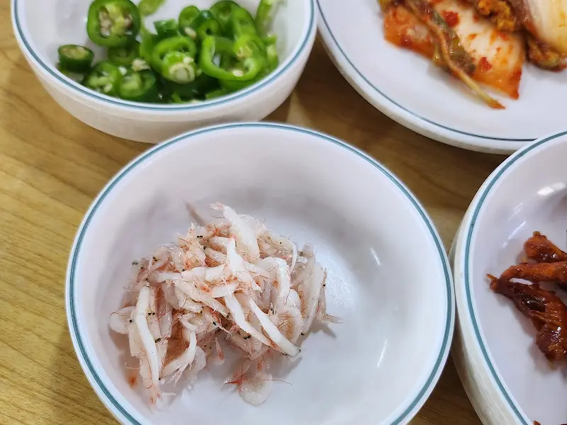 다양한 밑반찬들