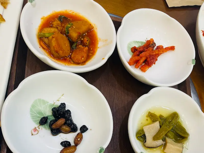 정갈하게 담겨 나온 반찬들