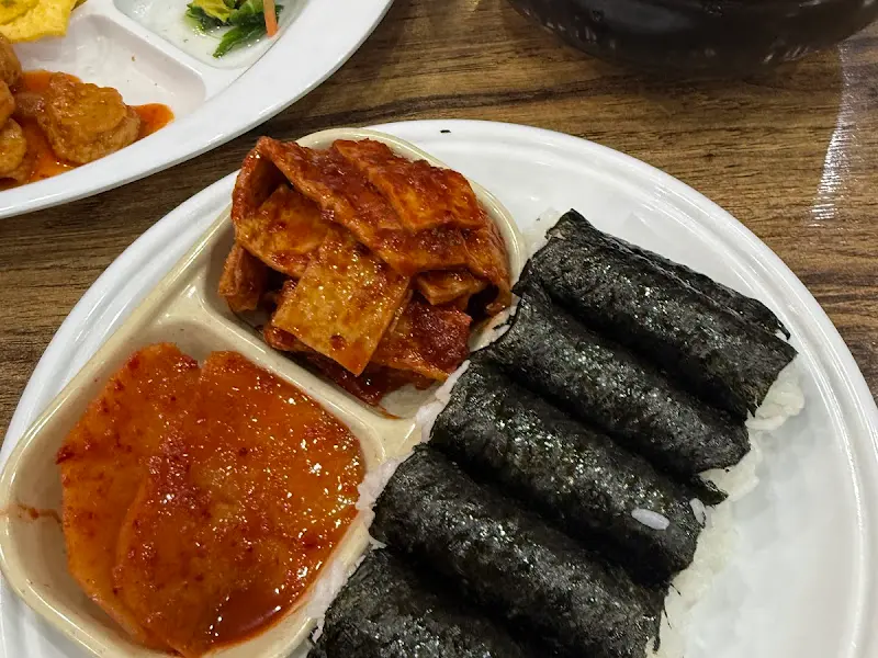 윤기가 좔좔 흐르는 충무김밥과 섞박지