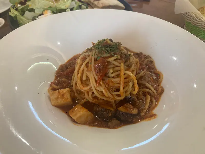 진한 토마토 소스가 인상적인 볼로네제 파스타