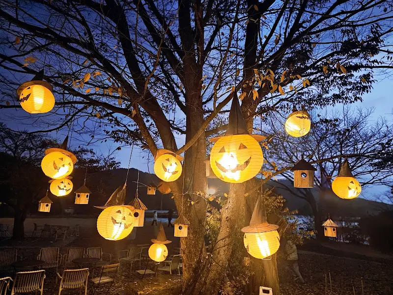 할로윈 테마의 야외 정원
