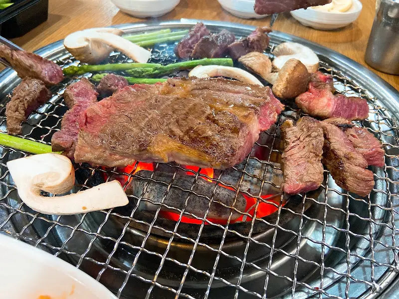 아스파라거스와 버섯을 곁들인 한우 구이