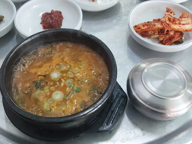 보글보글 끓는 짱뚱어탕과 밑반찬