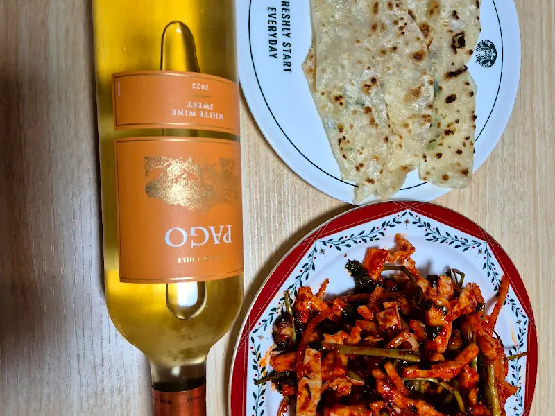 무침회와 납작만두의 환상적인 조화