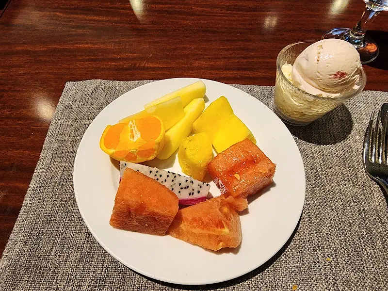 식사를 마친 후 과일과 아이스크림을 즐기는 모습