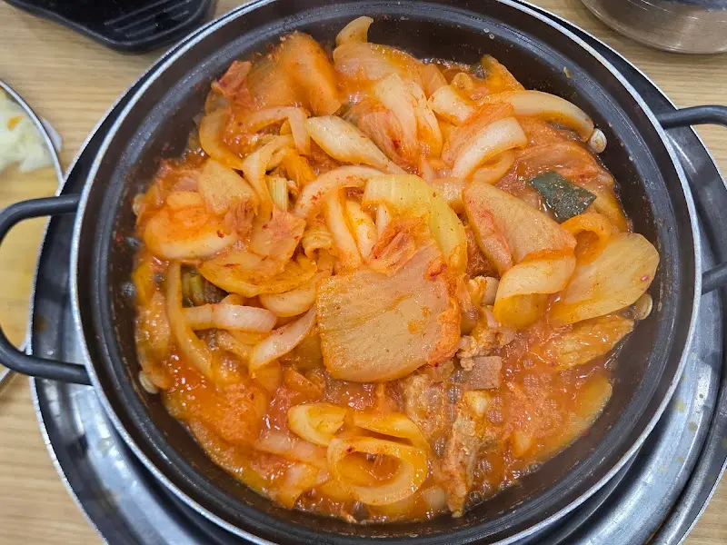 맛있게 끓여진 두루치기의 모습