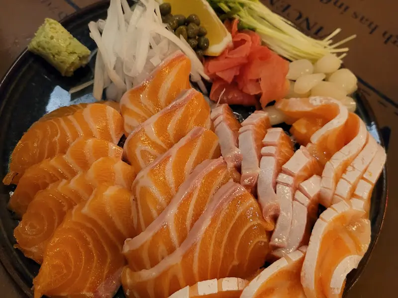 눈으로도 즐거운 연어 사시미 한 상