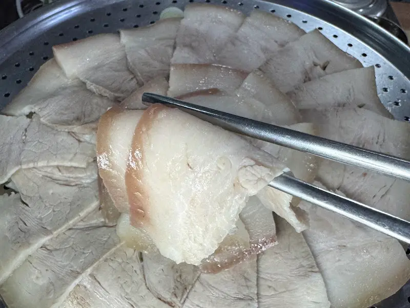 젓가락으로 집은 수육 클로즈업