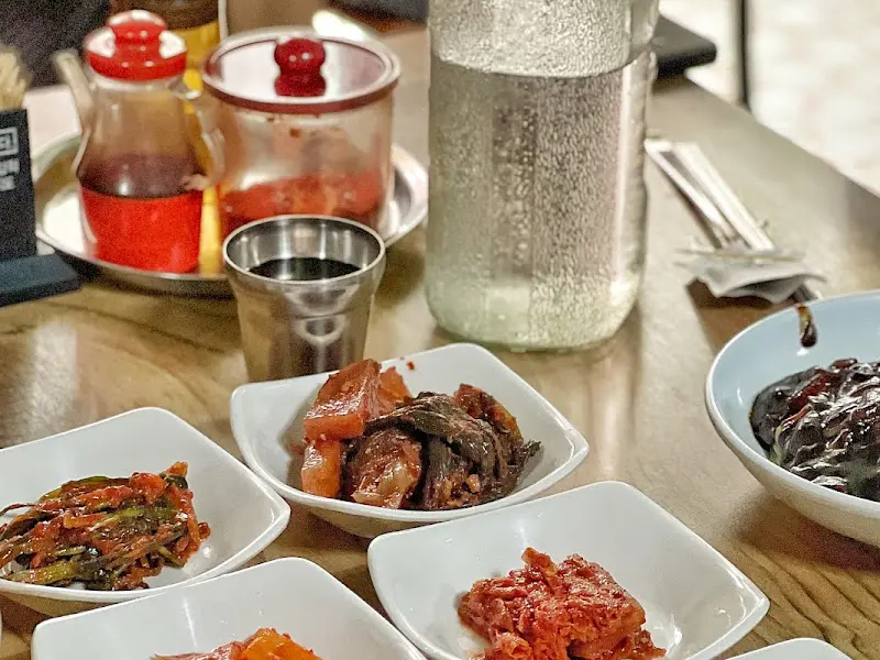 정갈하게 담긴 반찬들