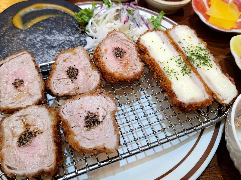 푸짐한 한 상, 돈까스와 쫄순의 환상적인 조합