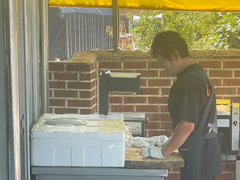 회를 써는 사장님