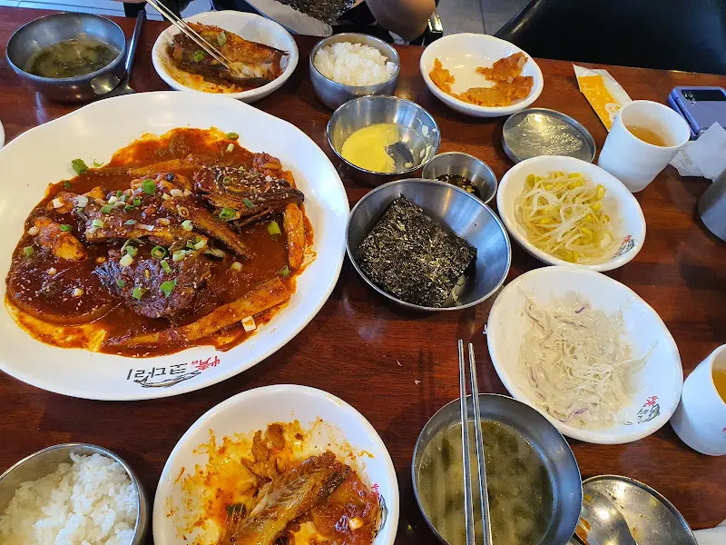 정갈한 밑반찬과 코다리 조림 한상차림