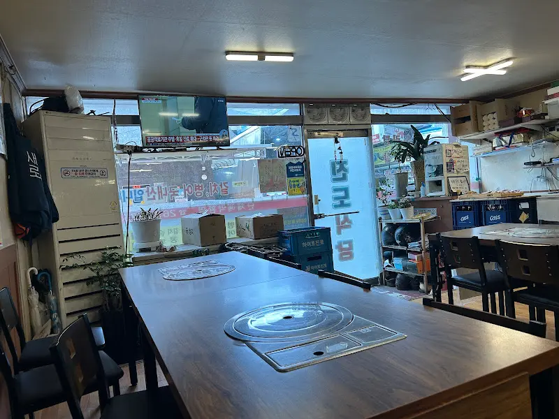 진도생선병어생삼겹살 내부 전경