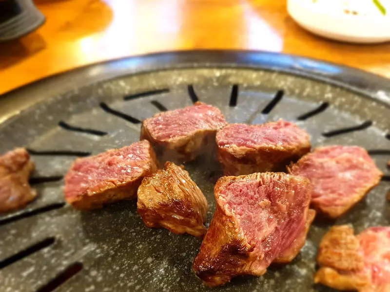 프라임소야 숯불소고기 성남본점의 구워진 소고기